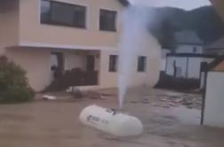 Poplave odnesle plinsko cisterno #video