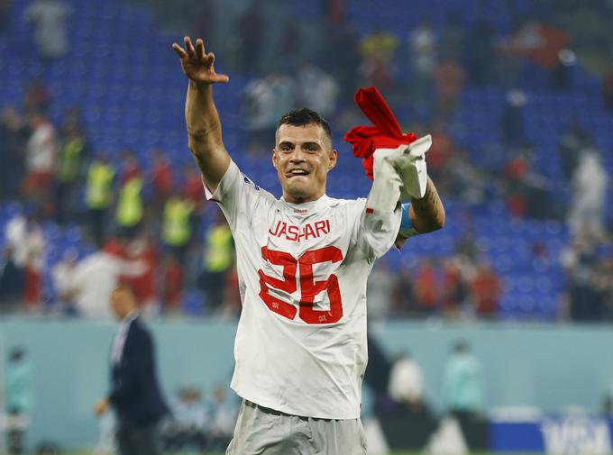 Švicarski kapetan je proslavljal zmago nad Srbijo z dresom, na katerem je izstopal napis Jashari. | Foto: Reuters