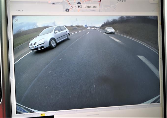Tesla za delno avtonomno vožnjo uporablja izključno kamere, ki opazujejo okolico in prilagajajo delovanje vozila glede na razmere zunaj. | Foto: Gregor Pavšič