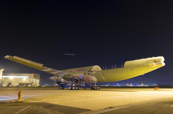 Lani decembra je prva beluga nove generacije XL začela svojo pot na proizvodnih linijah za sestavo in montažo. Pri Airbusu nameravajo za potrebe svoje logistike pri proizvodnji letal izdelati skupaj pet novih belug XL. | Foto: Airbus