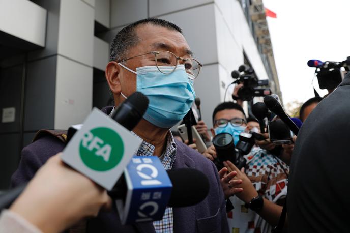 Jimmy Lai | Milijonarju, ki je svoje premoženje ustvaril s prodajo oblačil, preden je prešel v medije, sodijo brez porote. Njegova prvotna izbira odvetnikov je bila zavrnjena, po navedbah obrambe mu bo sodila trojica sodnikov, ki jih je izbral vodja Hongkonga John Lee. | Foto Reuters