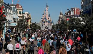 Zaradi koronavirusa ostaja dobrih sto tisoč Disneyjevih uslužbencev brez plače