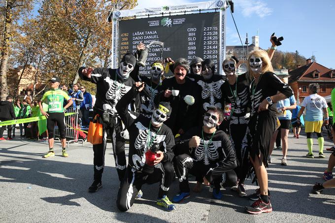 Tekaško društvo Vitezi dobrega teka, ki so organizatorji priljubljene Nočne 10ke na Bledu, so letos tekli oblečeni v zombije in okostnjake. | Foto: Vid Ponikvar