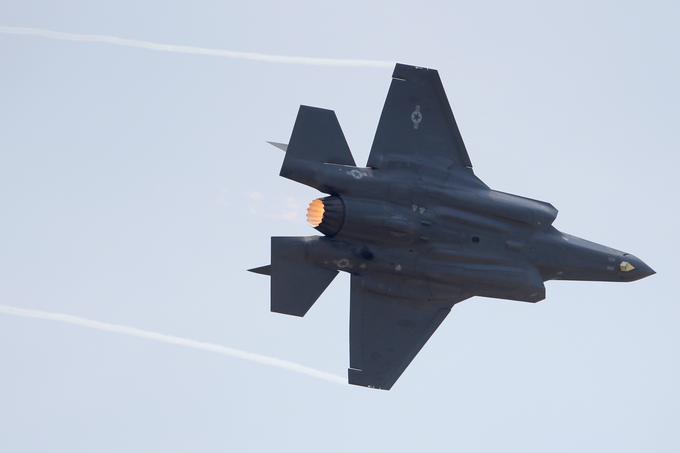 Iz ameriškega podjetja Lockheed Martin, ki slovi po naprednih vojaških zračnih rešitvah, je priletel eden najmodernejših večnamenskih lovcev F-35 lightning II. | Foto: Reuters