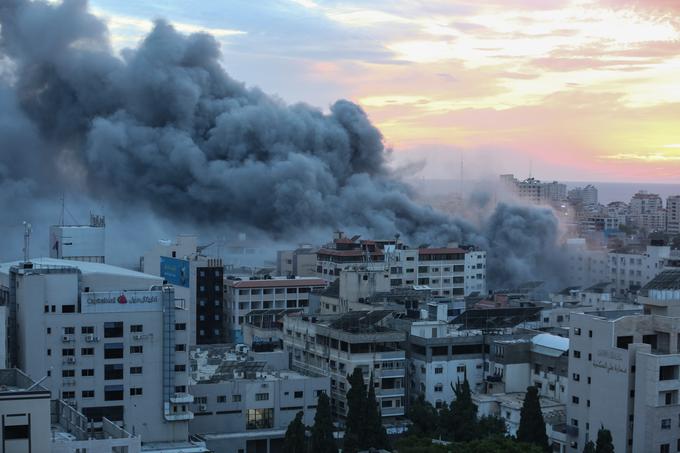 Dim nad Gazo, posledica izraelskega odgovora na sobotni napad palestinskih skrajnežev na Izrael. | Foto: Guliverimage