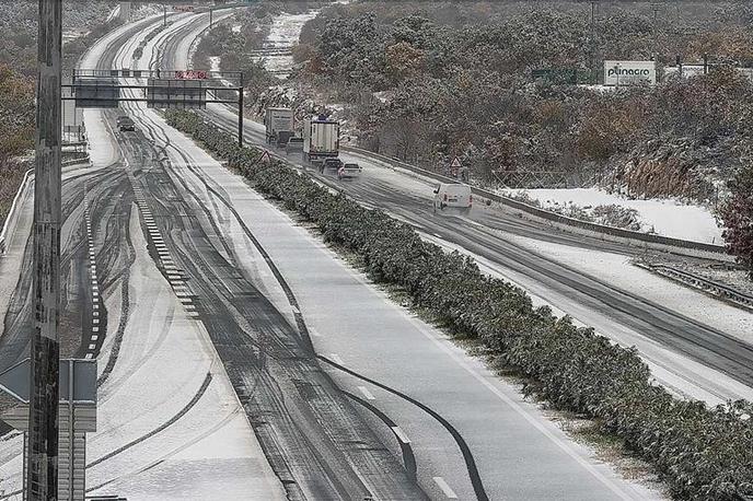 Sneg Dugopolje | Pobeljena avtocesta v okolici Dugopolja | Foto HAK/posnetek zaslona