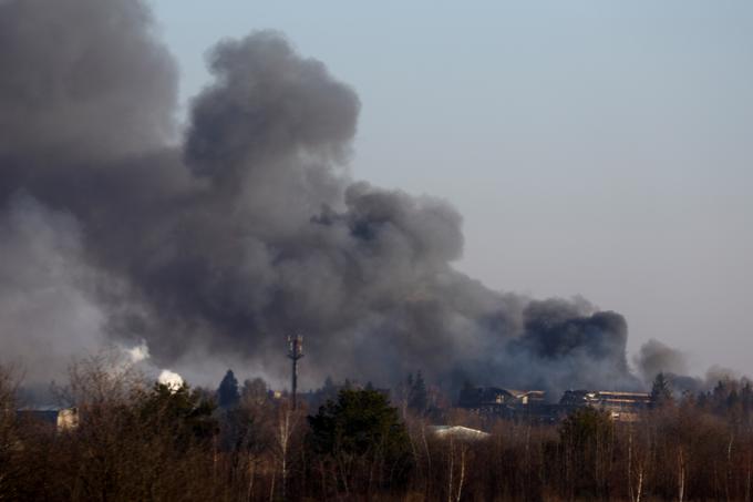 V Lvovu je zjutraj odjeknilo več eksplozij, pri čemer naj bi bilo med drugim zadeto poslopje v bližini tamkajšnjega letališča. | Foto: Reuters
