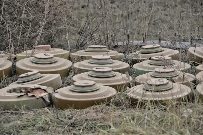 Poročilo organizacije Landmine Monitor je objavljeno pred letnim srečanjem 164 držav podpisnic pogodbe o prepovedi min iz leta 1997. Ta prepoveduje uporabo, kopičenje zalog, proizvodnjo in prenos protipehotnih min, zahteva pa tudi zagotavljanje pomoči žrtvam ter odstranjevanje in uničevanje zalog. Edina, ki je pogodbo doslej kršila, je Ukrajina. Ta naj bi med vojno z Rusijo protipehotne mine uporabila najmanj enkrat, in sicer v mestu Izjum v regiji Harkov. Rusija, ki je od začetka vojne protipehotne mine postavila v 11 od 27 ukrajinskih regij, pa ni podpisnica pogodbe, poroča nemška tiskovna agencija dpa. | Foto: Guliverimage
