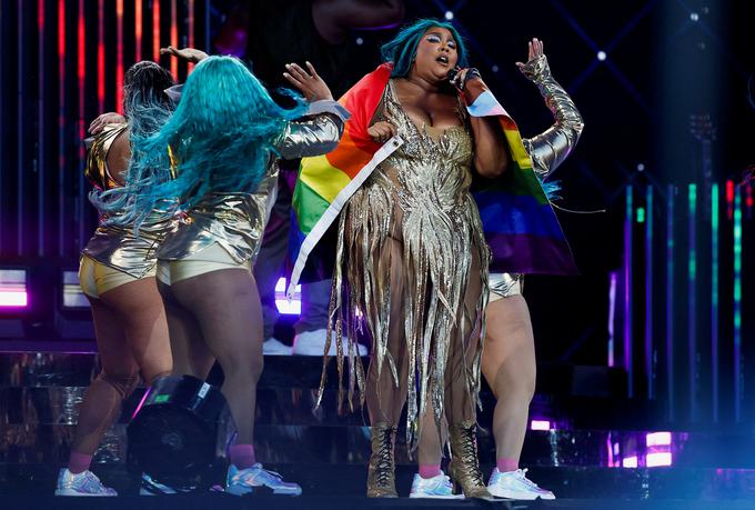 35-letna pevka, znana po tem, da slavi in poveličuje svoje telo in obline, je obtožena tudi sramotenja Arianne Davis zaradi teže te plesalke. | Foto: Reuters