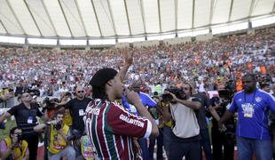"Neprofesionalni" Ronaldinho že zapušča Fluminense