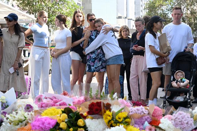 Sydney | Ljudje na kraju tragedije množično odlagajo cvetje in sožalna sporočila. | Foto Reuters