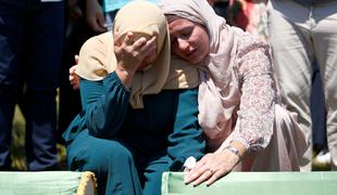 Pokop muslimanskih žrtev pokola: po 27 letih rane še niso zaceljene