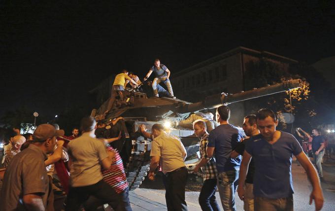 Poskus državnega udara v Turčiji julija 2016 je prinesel obsežen pogrom Erdogana nad političnimi nasprotniki v državi in dodatno poslabšal odnose med Turčijo in Zahodom. | Foto: Guliverimage/Vladimir Fedorenko