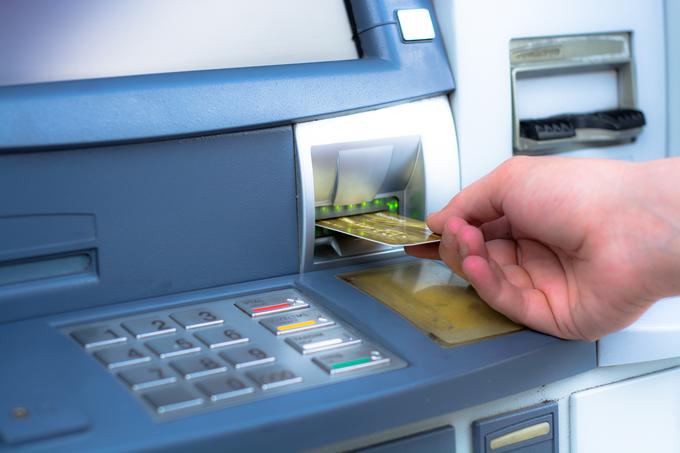 Če bankomat ponudi možnost konverzije, je ne izberite, saj bo praviloma dražja zaradi slabšega menjalnega tečaja. Vedno izberite "brez konverzije". | Foto: Getty Images