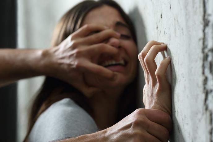 Nasilje nad ženskami. Posilstvo. Spolno nadlegovanje | Posilstvo naj bi trajalo pol ure, ko se je paru uspelo rešiti in takoj obvestiti karabinjerje, ki so napadalce ujeli v 24 urah. | Foto Shutterstock