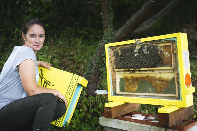 Delo s čebelami jo sprošča, ure ob panjih kar letijo, pravi. | Foto: Bojan Puhek