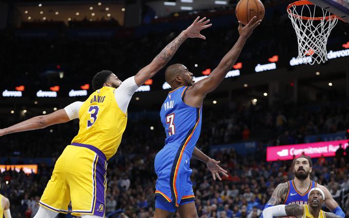 Anthony Davis je bil s 33 točkami najbolj razpoložen košarkar vodilnega moštva lige LA Lakers ob zmagi v Oklahomi. | Foto: Reuters