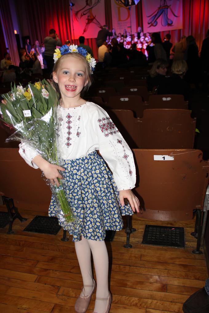 Hčerka Maja se uči tudi ukrajinske plese. "Človek je lahko pripadnik ene narodnosti, ampak to ni ovira, da ne bi bil prijatelj z drugimi in okusil še kaj drugega," je prepričana Urška. | Foto: Osebni arhiv