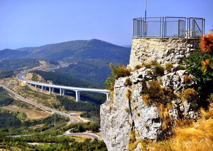 Pogled na viadukt z ostankov črnokalskega gradu. | Foto: Gregor Pavšič