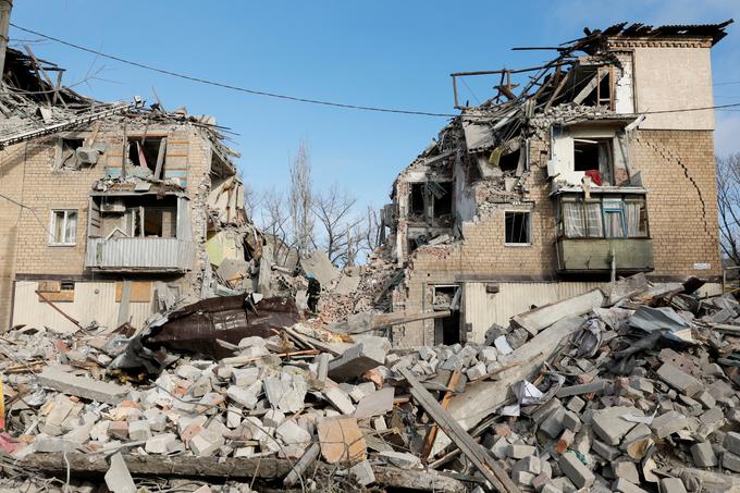 Posledice ruskega raketnega napada v ukrajinskem kraju Seldovo sredi prejšnjega tedna. | Foto: Reuters