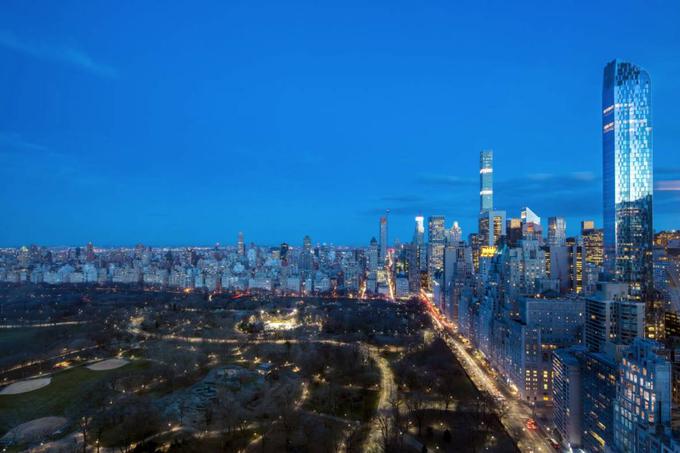Dupleks zaseda 89. in 90. nadstropje stolpnice One57 (skrajno desno) in stanovalcu ponuja razgled na Centralni park, eno od glavnih znamenitosti New Yorka.  | Foto: One57