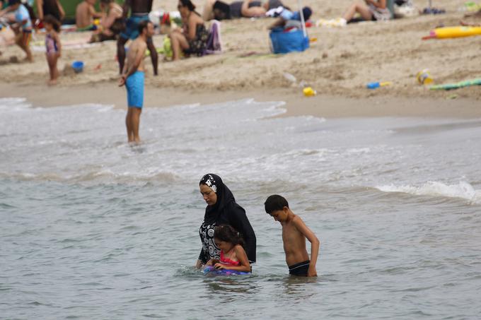 Na francoski Azurni obali je po poletnem terorističnem napadu v Nici razburjala prepoved nošenja burkinijev (muslimanskih kopalnih oblačil za ženske), ki pa jo je najvišje francosko upravno sodišče odpravilo. | Foto: Reuters
