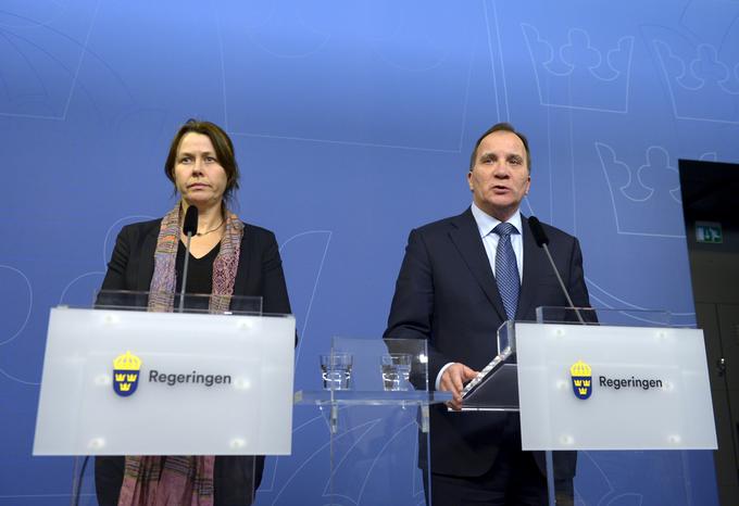 Novembra 2015 je morala švedska vlada zaostriti azilno zakonodajo. Na fotografiji: socialdemokratski premier Stefan Löfven in njegova namestnica Asa Romson, ki prihaja iz vrst Zelenih, predstavljata spremembe zakonodaje. | Foto: Reuters