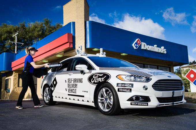 Ford se je povezal s prehrambno verigo Domino. Njihov samovozeči dostavni avtomobil že nekaj časa poskusno dostavlja pice, zdaj pa bo nahranil obiskovalce sejma CES. | Foto: Ford