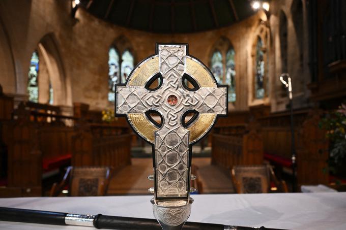 Kosa križa, na katerem naj bi bil križan Jezus Kristus, sta vdelana v sredino Valižanskega križa. | Foto: Profimedia