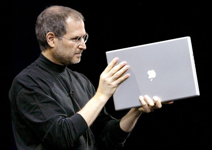 Leto 2003: direktor Appla Steve Jobs predstavlja nov prenosni računalnik PowerBook G4, ki ga je poganjal mikroprocesor PowerPC G4.  | Foto: Getty Images