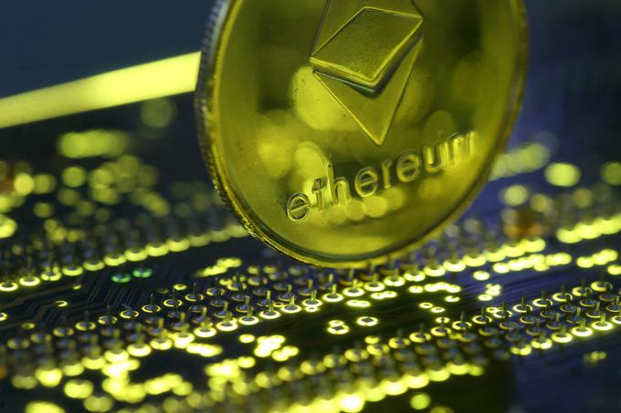 Ether (oziroma ETH ali Ethereum) ob bitcoinu velja za najbolj prepoznavno kriptovaluto. Cena enega etherja je trenutno blizu 220 evrov, vrhunec pa je ta dosegel januarja 2018, ko se je približal 1.200 evrom.  | Foto: Reuters