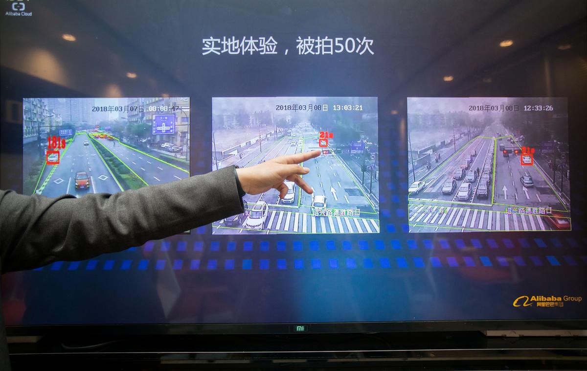zastoj Alibaba | Prikaz posnetkov mestnih kamer, ki pomagajo sistemu pri nadzoru mestnih tokov. | Foto Reuters