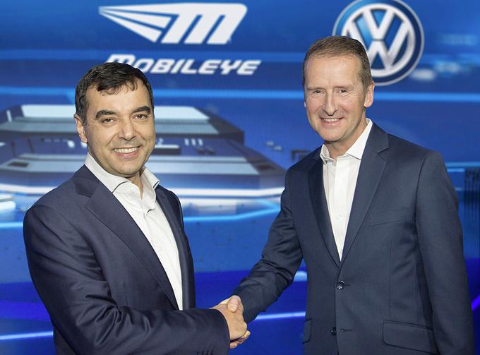 Pogodbo sta podpisala Amnon Shashua, predsednik Mobileye, in predsednik znamke Volkswagen Herbert Diess. Sodelovanje se bo uradno začelo leta 2018. | Foto: Volkswagen