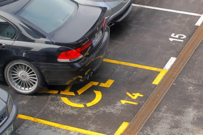 Parkirišče za invalide | Ko bo vlada potrdila novi zakon o pravilih cestnega prometa, se bodo kazni za nepravilno parkiranje na mestih za invalide zvišale z 80 na 120 evrov. | Foto STA