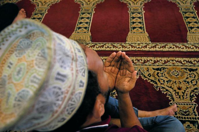 muslimani ramazan molitev | V času ramazana se muslimani postijo med sončnim vzhodom in zahodom, prav tako se trudijo biti v okvirih moralnih načel, ki jih uči islam. | Foto Reuters