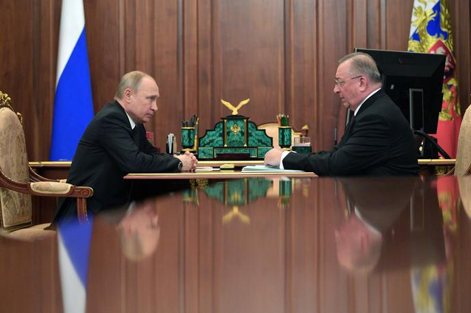 Ruska nafta, naftovod, Putin | Prizor s torkovega srečanja med ruskim predsednikom Vladimirjem Putinom in velikim ruskim naftarjem Nikolajem Tokarevim. Glede na Putinov srep pogled je mogoče sklepati, da je zaradi onesnaženja naftovoda zelo nejevoljen.  | Foto Reuters