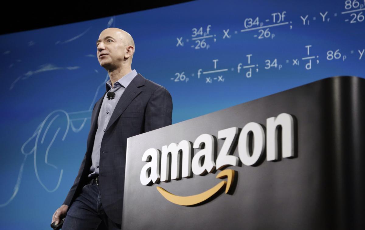 Jeff Bezos | Jeff Bezos je podjetje Amazon ustanovil leta 1994. Danes ima v družbi približno 12-odstotni lastniški delež, kar je dovolj za status najbogatejšega človeka na svetu – vrednost njegovega premoženja je trenutno ocenjena na 111 milijard dolarjev oziroma okroglih 100 milijard evrov. | Foto Reuters