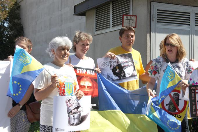 Pred ruskim veleposlaništvom v Ljubljani se je zbralo okoli 30 v Sloveniji in Italiji živečih Ukrajincev, ki so protestirali proti obisku ruskega predsednika.  | Foto: 