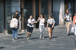 Skrita kamera v Ljubljani: poskusil je ukrasti torbico, je kdo pomagal? #video