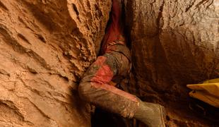 Poškodovanega jamarja rešili iz jame Primadona #video