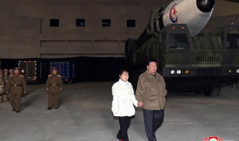 V javnosti prvič s hčerko. Ima severnokorejski voditelj Kim težave? #video