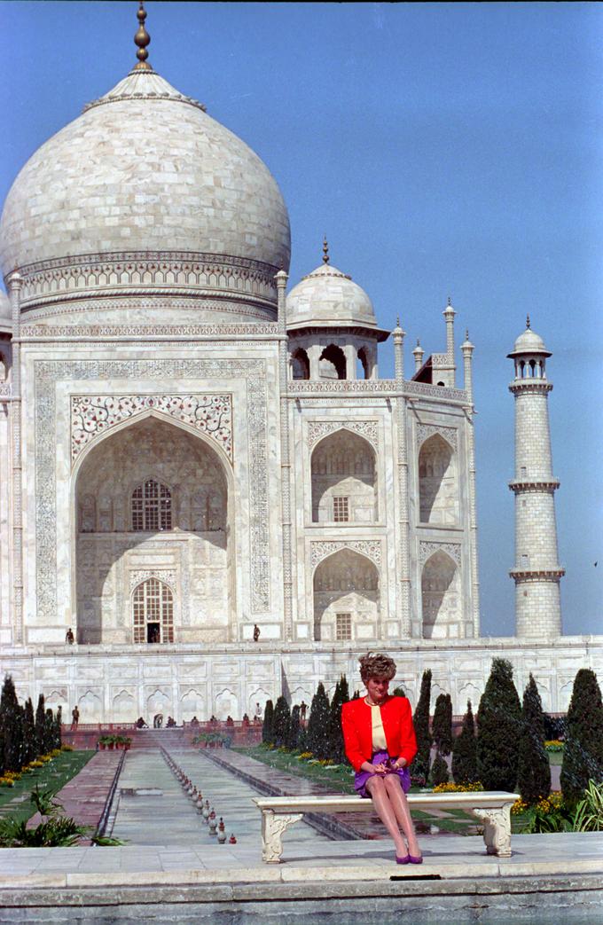 Princeso Diano so med obiskom v Indiji fotografirali samo, kar je spodbudilo govorice, da v njenem zakonu nekaj ni dobro. | Foto: 
