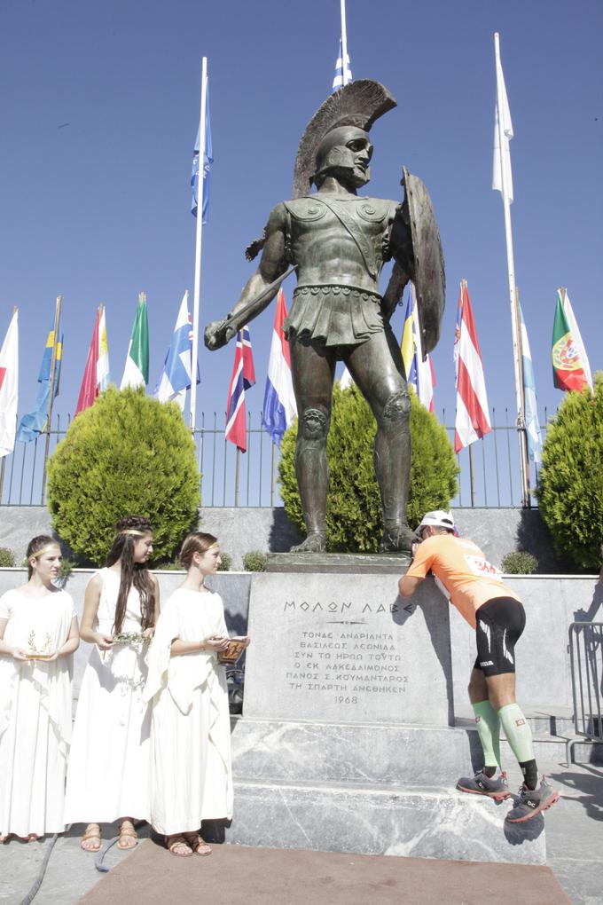 V cilju tekmovalci tudi poljubijo kip kralja Leonidasa. | Foto: Osebni arhiv