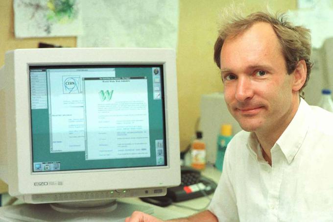 Tim-Berners Lee z računalnikom NeXT, na katerem je razvil prvi osnutek danes najpomembnejšega svetovnega medija.  | Foto: 