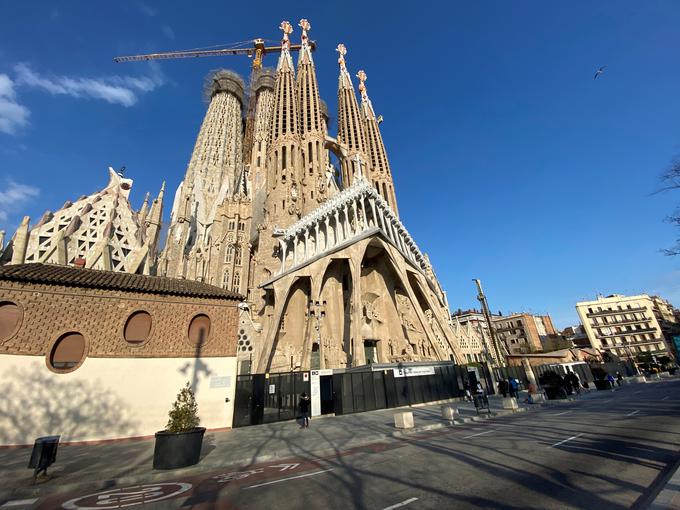 Znamenita bazilika svete Družine, splošno znana po skrajšanem španskem imenu Sagrada Familia v Barceloni, ki velja za eno največjih katalonskih znamenitosti, sameva.  | Foto: Reuters