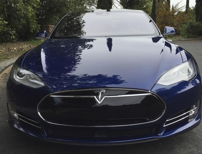 Poleg hiše je bila edina dražja stvar, ki si jo je privoščil novopečeni bogataš Luckey, avtomobil znamke Tesla, natančneje model Tesla S. Zakaj? "Zato, ker Elon Musk ve, kaj dela, in si zasluži moj denar," je Luckey povedal v intervjuju za Forbes. | Foto: Reuters