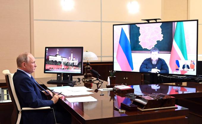 Putin in čečenski voditelj Ramzan Kadirov zelo tesno sodelujeta. Kadirov je tudi nekakšen Putinov piarovec za islamski svet. S pomočjo Kadirova Putin pošilja v islamski svet sporočila, s katerimi poskuša pridobiti podporo muslimanov za svoje merjenje moči z Zahodom.  | Foto: Guliverimage/Vladimir Fedorenko