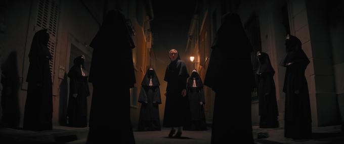 Podobe demonske nune obkolijo sestro Irene na temnih ulicah francoskega mesteca. Ali jim bo uspela pobegniti? | Foto: Blitz film & video distribution d.o.o.