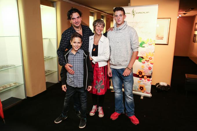 Gašper Tič z ženo Natašo in sinovoma leta 2014 na premieri predstave Švejk. | Foto: Mediaspeed