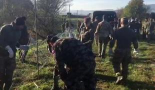 Del žičnate ograje na meji s Hrvaško že stoji (video in foto)